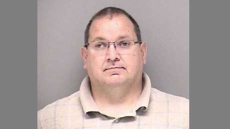 Fiscales de EE.UU. piden 10 años de prisión para expolicía que esposó y violó a una mujer bajo su custodia