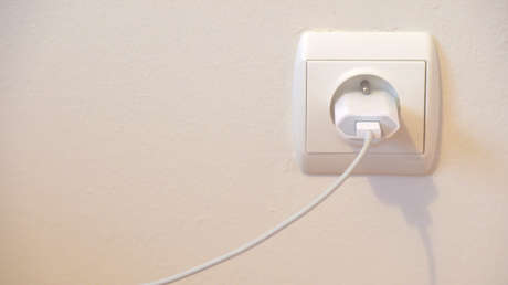 VIDEO: Un británico halla en su casa una caja fuerte oculta tras un enchufe eléctrico 'dañado'