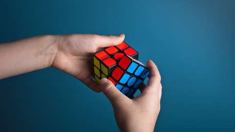 Así reacciona al perder contra su gemelo por una milésima de segundo en un campeonato mundial de cubo Rubik