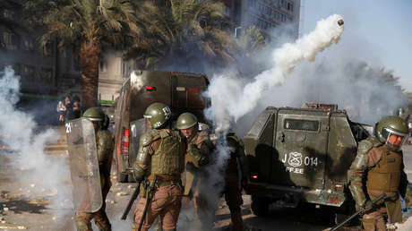 Carabineros dispersan con gases lacrimógenos una manifestación para exigir mejoras para jubilados en Chile