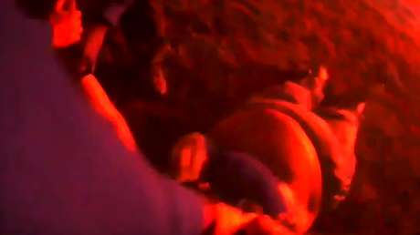 VIDEO: Rescatan a una mujer inconsciente de un auto envuelto en llamas