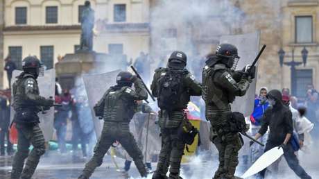 VIDEO: Un policía antidisturbios patea en el rostro a una joven que trataba de defender a otro participante del paro nacional en Colombia