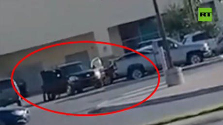 VIDEO: Miembros de un cártel mexicano roban camionetas a plena luz del día