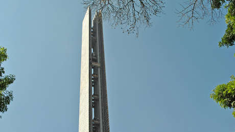López Obrador ironiza con poner una placa de 'monumento a la corrupción' a una polémica torre de México