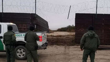 Traficantes rompen un tramo de la valla entre México y EE.UU. y cruzan la frontera en un camión con 16 personas