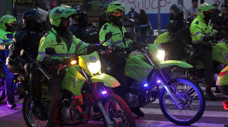 Captan cómo varios policías de Colombia agarran y golpean a una comunicadora hasta dejarla inconsciente