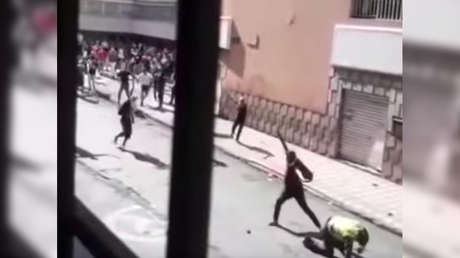 VIDEO: Manifestantes rescatan a un policía de ser apedreado en Colombia