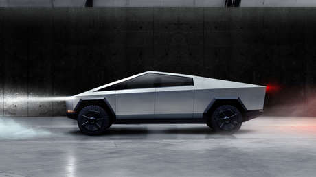 VIDEO: La camioneta Cybertruck presentada por Elon Musk realiza su primer viaje