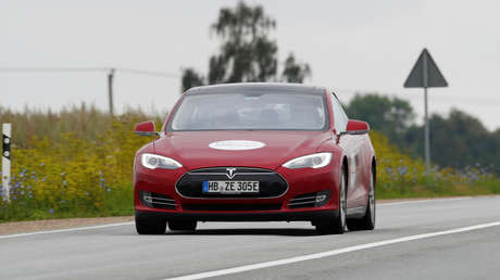 Destroza su coche Tesla y debe esperar seis semanas para deshacerse de él