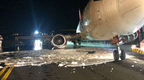 VIDEO, FOTOS: Se rompe el tren de aterrizaje de un Boeing procedente de Venezuela al tocar tierra en Bogotá