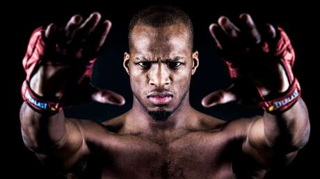 VIDEO: Luchador de MMA noquea a su oponente en menos de 2 minutos con un potente derechazo