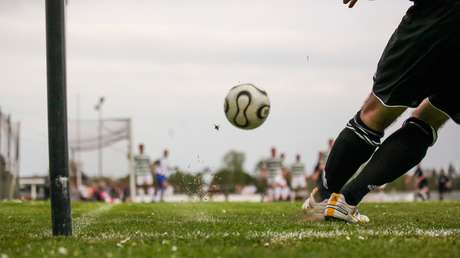 VIDEO: Equipo de fútbol pierde un partido en su estadio y sus aficionados saltan a la cancha para agredir a sus jugadores