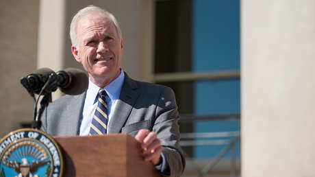 El Pentágono cesa al secretario de la Marina de EE.UU. por el caso de un militar que apuñaló a un miembro del EI y posó con su cuerpo