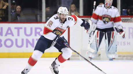 VIDEO: Un jugador de hockey de la NHL pierde 9 dientes al impactarle el disco en la boca