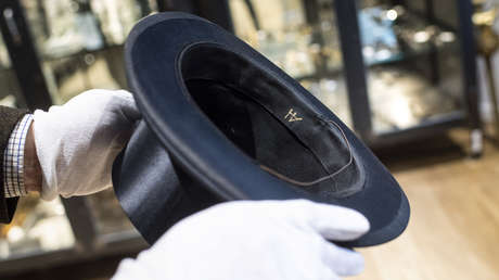 Compra un sombrero de copa de Hitler en una subasta y se lo da a un fondo israelí para alejarlo de los neonazis