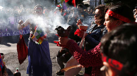 Movimientos feministas de Chile encabezan una nueva manifestación en Santiago