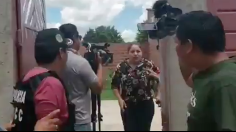 VIDEO: Policía boliviana detiene en su casa a exdiputada electa del partido de Morales cuando ofrecía una entrevista