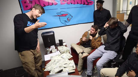 Bloguero reparte miles de dólares de un 'banco gratuito' y gana millones de visitas (VIDEO)