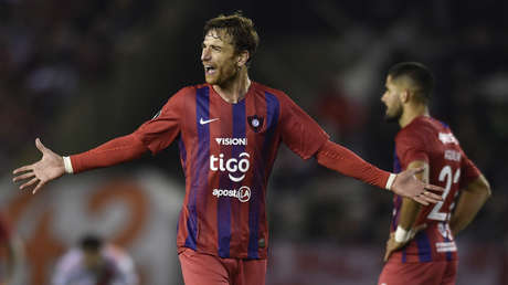 VIDEO: Futbolista le da un testarazo y muerde en la cabeza a un rival y el árbitro los expulsa a los dos