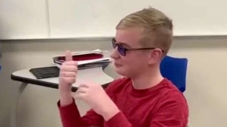 VIDEO: Un niño daltónico ve los colores por primera vez en la vida y sus emociones conmueven a la Red