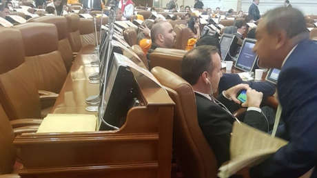 Un congresista colombiano es descubierto viendo un partido de fútbol en pleno debate sobre la reforma tributaria