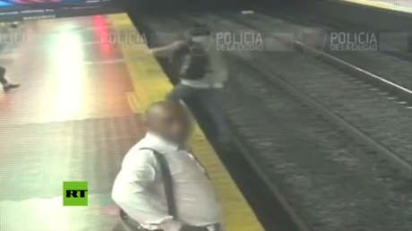 VIDEO: Camina absorto mirando el móvil y cae a las vías del metro de Buenos Aires