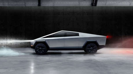 'De una pieza': Lego sorprende a Tesla con su 'troleo' del Cybertruck