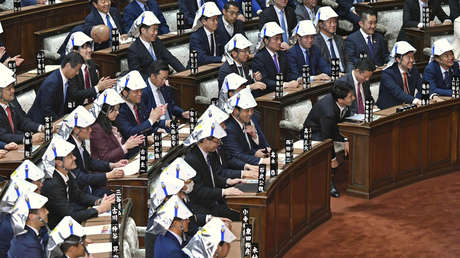 Parlamentarios japoneses usan cascos al estilo de 'Star Wars' durante un simulacro de terremoto