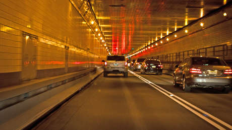 Arrestan al padre e hijo que causaron un accidente al correr en dos Corvettes por un túnel de Manhattan (VIDEO)