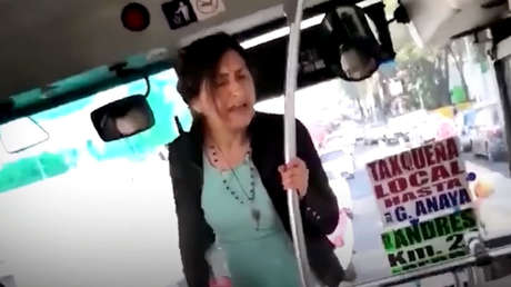 Una chica con un tacón roto monta un alboroto en un autobús y se hace viral (VIDEO)