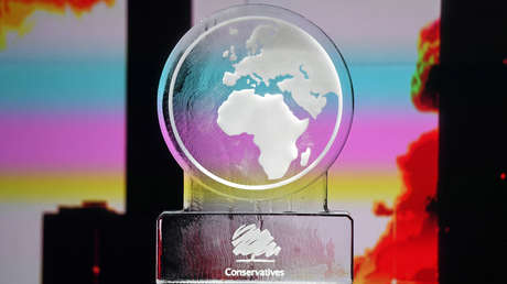 Boris Johnson rehusa participar en un debate electoral sobre la crisis climática y colocan en su lugar una escultura de hielo