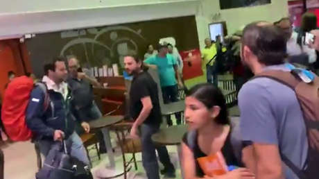 VIDEO: La delegación argentina de solidaridad sufre agresión al llegar a Bolivia por parte de "grupos de choque golpistas"