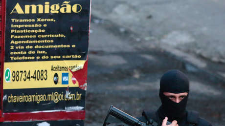 Un hombre armado con un cuchillo toma como rehenes a siete clientes de un bar en Río de Janeiro