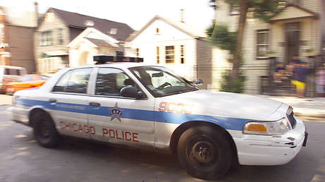 VIDEO: Un policía derriba a un hombre que bebía alcohol en la calle y le estampa la cabeza contra un bordillo