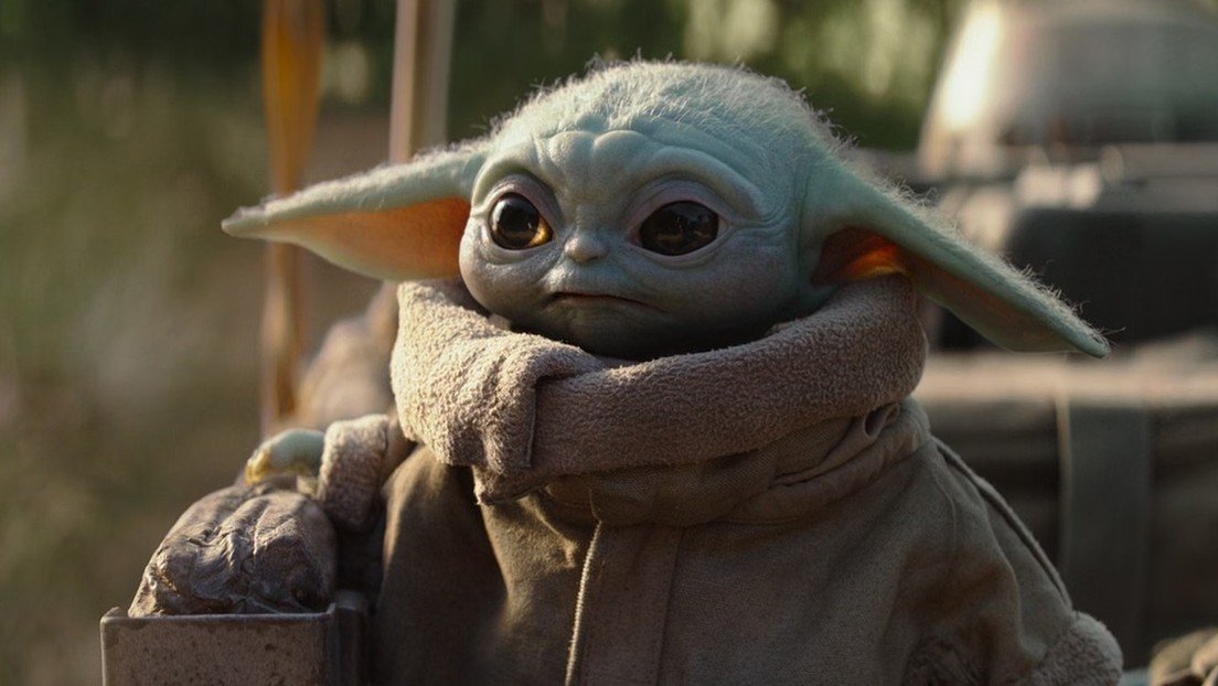 El 'bebé Yoda' aprieta botones en la cabina de una nave espacial y su meme hace enloquecer a los fanes