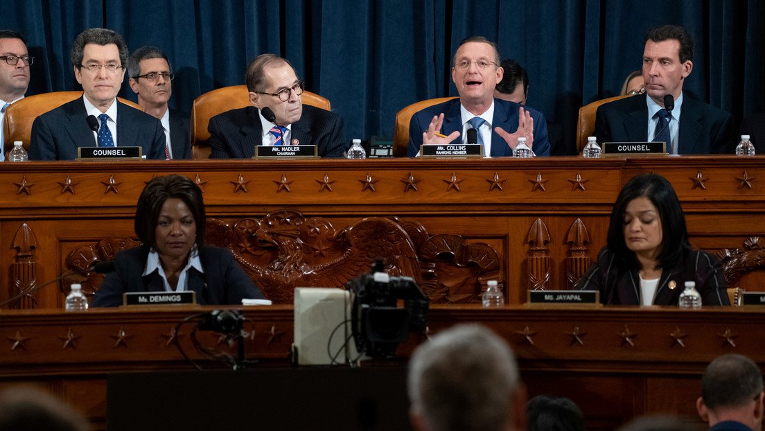 Trump califica de "una broma sin mérito" al informe sobre su 'impeachment'