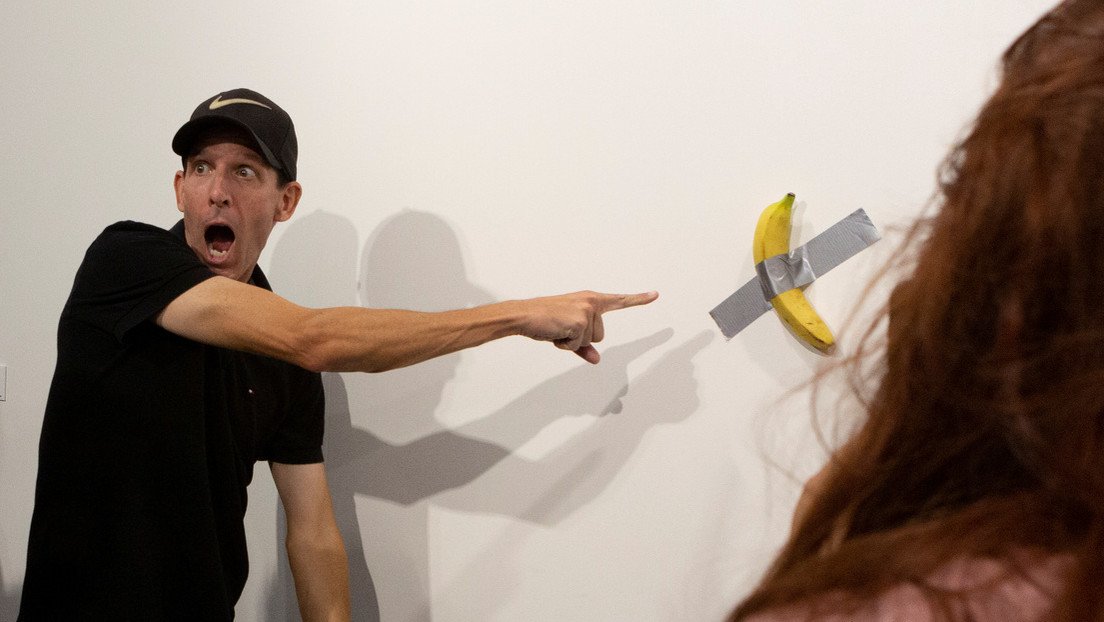 "Epstein no se mató": dejan un mensaje con pintalabios en el lugar de la banana devorada de 120.000 dólares