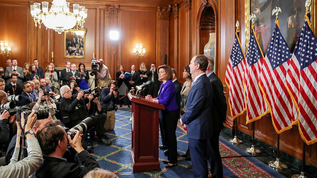 Los demócratas acusan a Trump de abuso de poder y obstrucción del Congreso en su juicio político