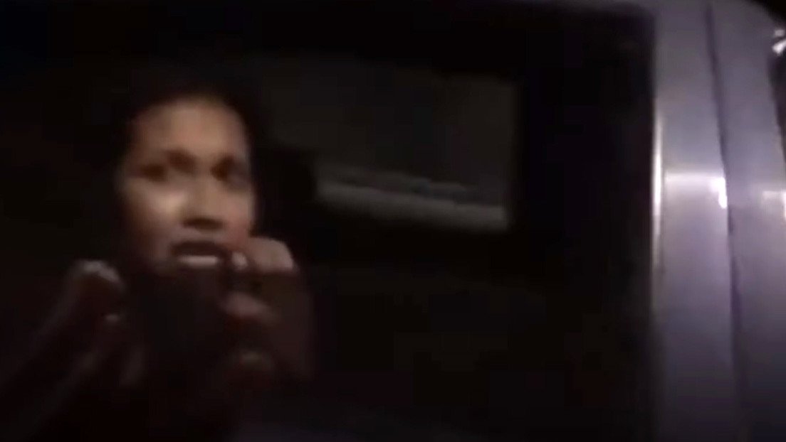 Policía colombiana sube por la fuerza a una joven en un vehículo sin placas oficiales durante una protesta