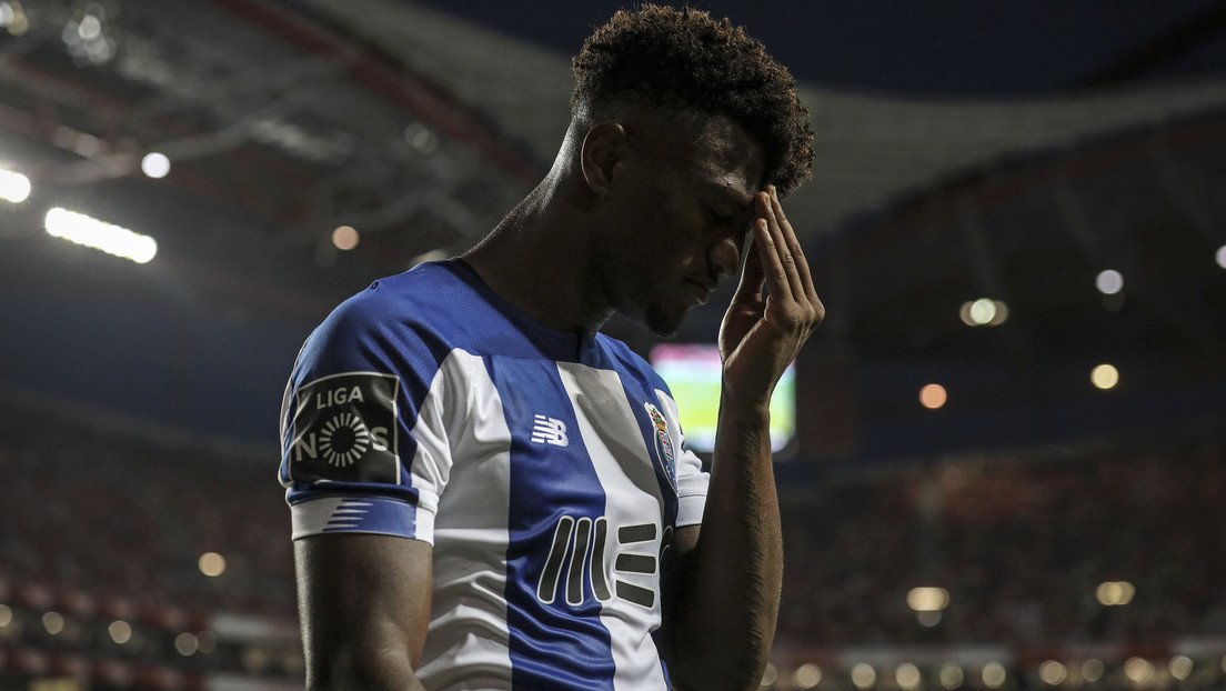 VIDEO: Un futbolista noquea a otro con una patada de artes marciales en la cabeza