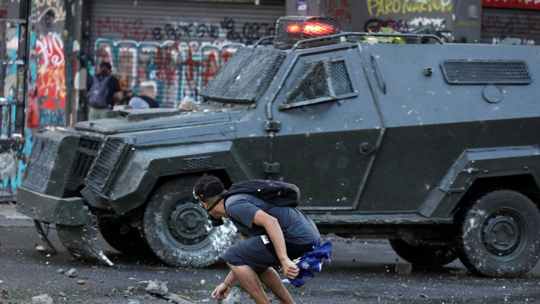 VIDEO: Momento en que un carro de Carabineros atropella a un manifestante por la espalda chocándolo contra otro vehículo