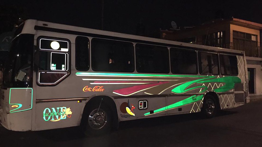 VIDEO: Una joven mexicana le suplica al asaltante de un bus que no le robe una mochila porque tiene un examen