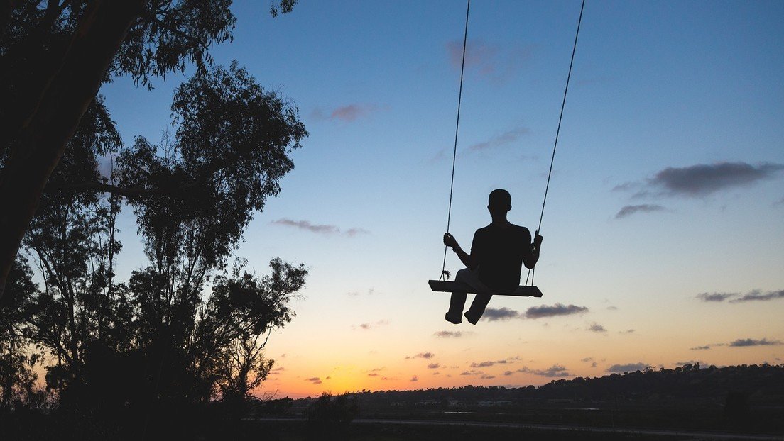 "¿En qué dirección está mirando?": Video viral de un hombre columpiándose desata debate en la Red
