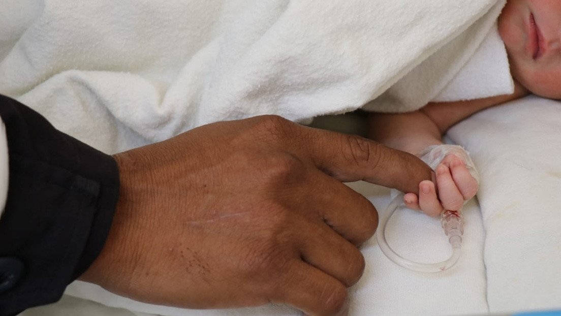 Abandonan a una recién nacida en El Salvador y Bukele promete agilizar los trámites de adopción y pagarle los estudios