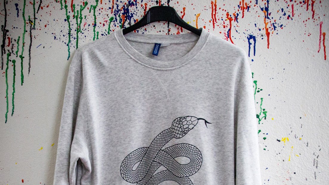 Prohíben a un niño abordar un avión con una camiseta con un dibujo de serpiente (FOTO)