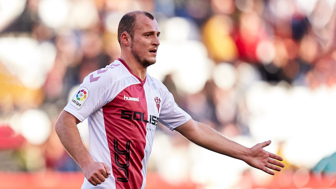 18.000 euros de multa y clausura parcial del estadio para el equipo de fútbol español cuya afición llamó nazi al jugador ucraniano Roman Zozulya