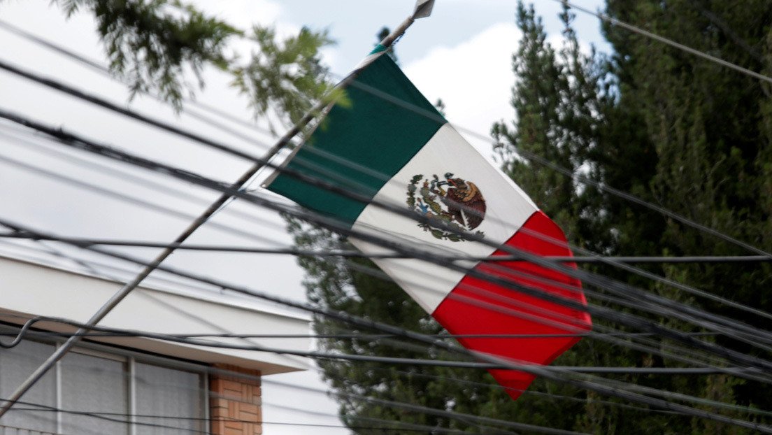 Policías de Bolivia detienen vehículo de diplomática española que ingresó a la Embajada mexicana en La Paz