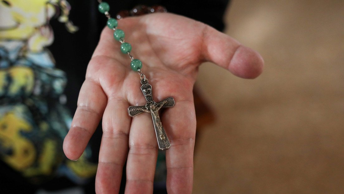 Acusan en Francia a un joven de 19 años que mató al supuesto sacerdote que abusó de él clavándole un crucifijo en la garganta