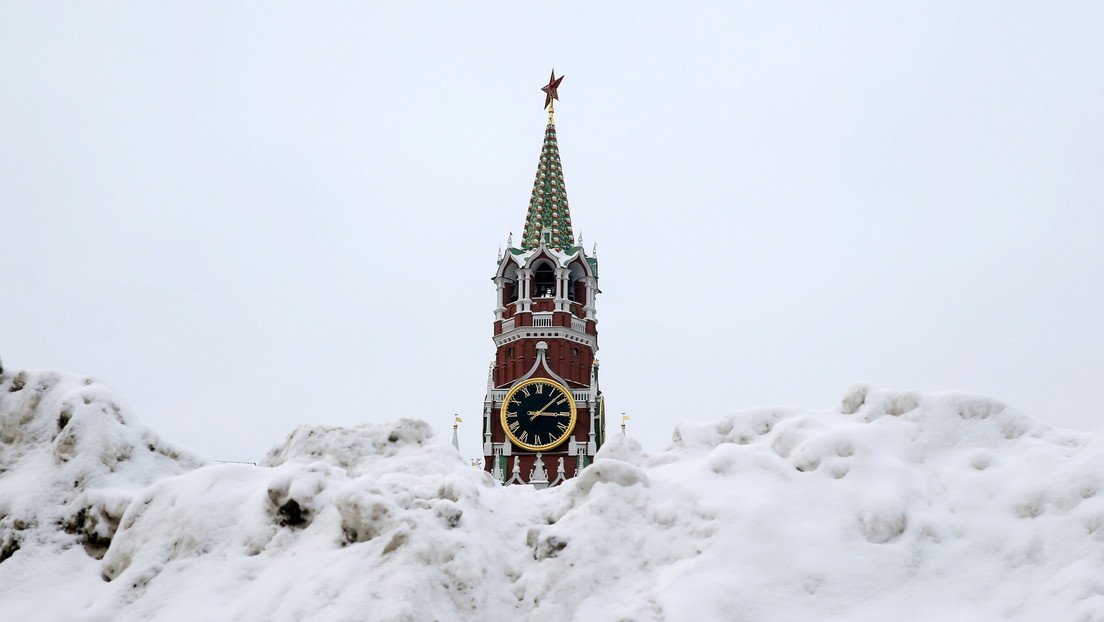 FOTOS, VIDEO: Moscú recurre a la nieve artificial para blanquear el centro en vísperas de Año Nuevo (y no es una broma)