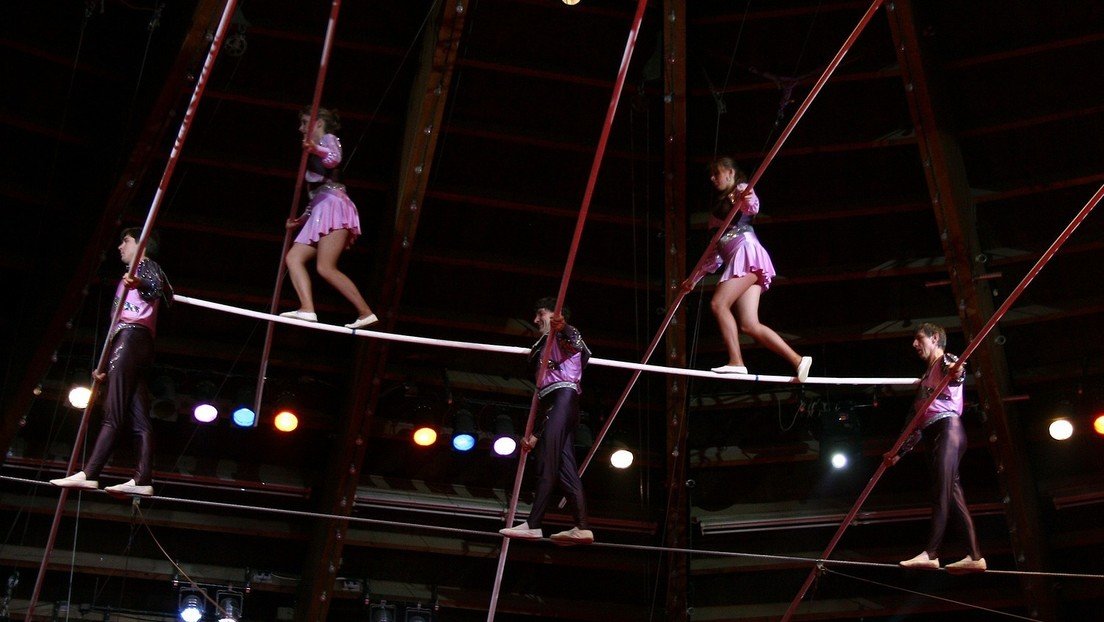 VIDEO: Un funambulista ruso pierde el equilibrio y se cae en medio de la actuación